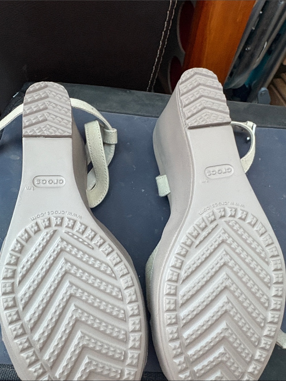 CROCS Women's Cream Cross-Strap Slingback Sandals size 7 - Picture 2 of 3